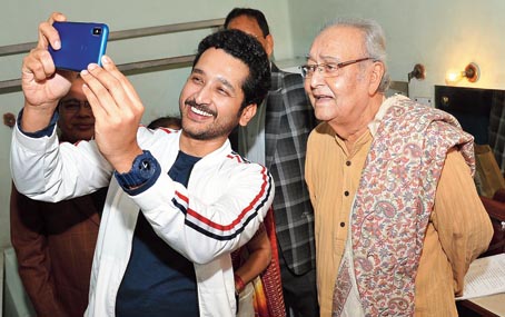 Parambrata Chattopadhyay (left) with the veteran actor