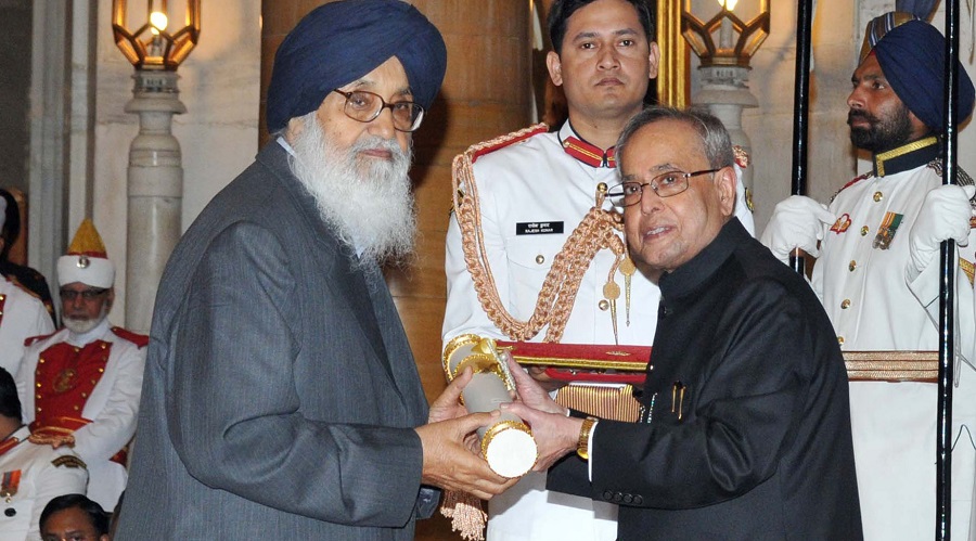 Parkash Singh Badal being presented the Padma Vibhushan Award by the then President Pranab Mukherjee in New Delhi on March 30, 2015.