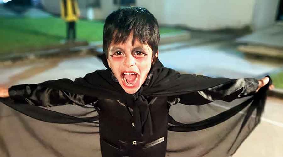 Sreyash Chatterjee scares the audience as Dracula