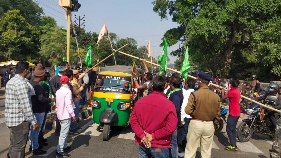 JMM, Congress and RJD workers put up a road block in support of the bandh at Kanke Chowk in Ranchi on Tuesday.