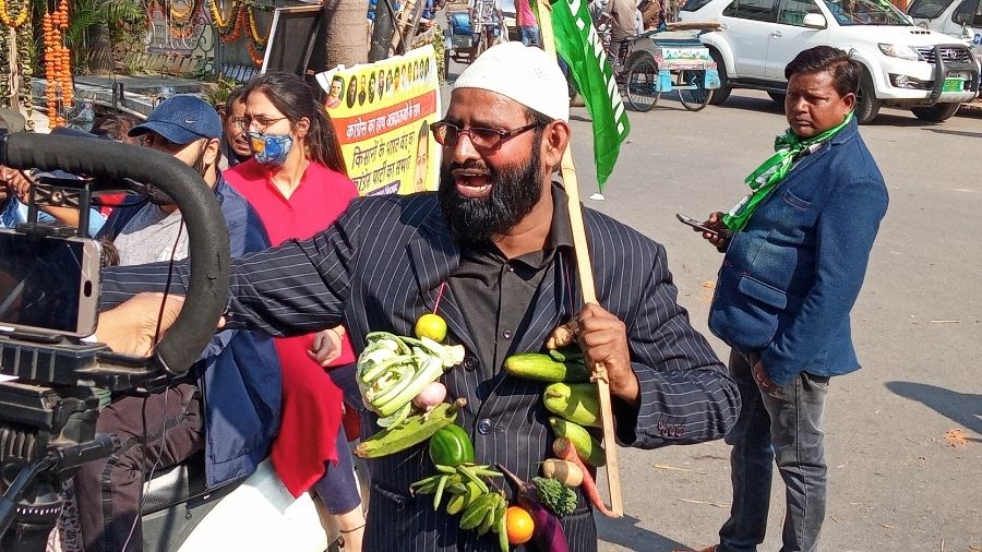 A JMM worker protests at Albert Ekka Chowk in Ranchi wearing a garland made out of vegetables to show support to the bandh, on Tuesday.