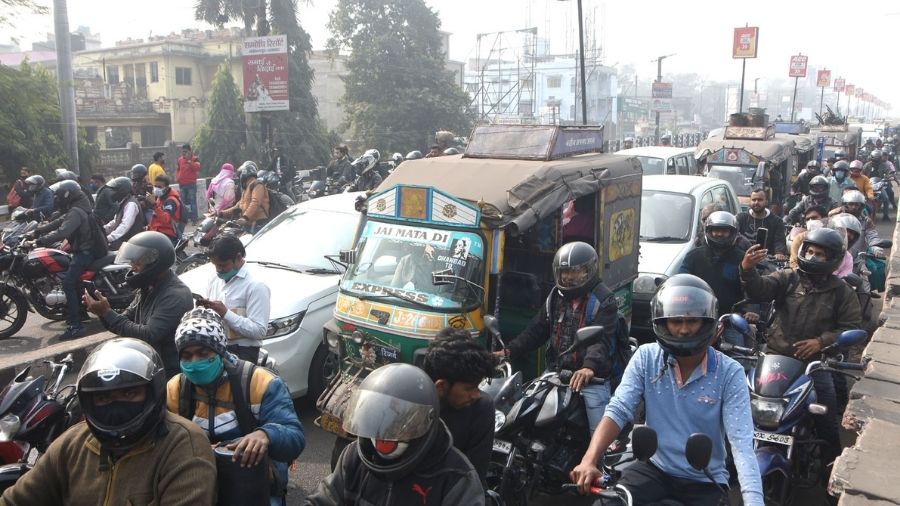 Huge traffic jams were seen in the Naya Bazar Chowk and Gaya Bridge areas due to road block by Congress workers on Tuesday.