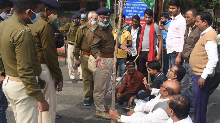 RJD activists of Dhanbad block the Randhir Verma Chowk in Dhanbad during Tuesday's strike as police try to move them.