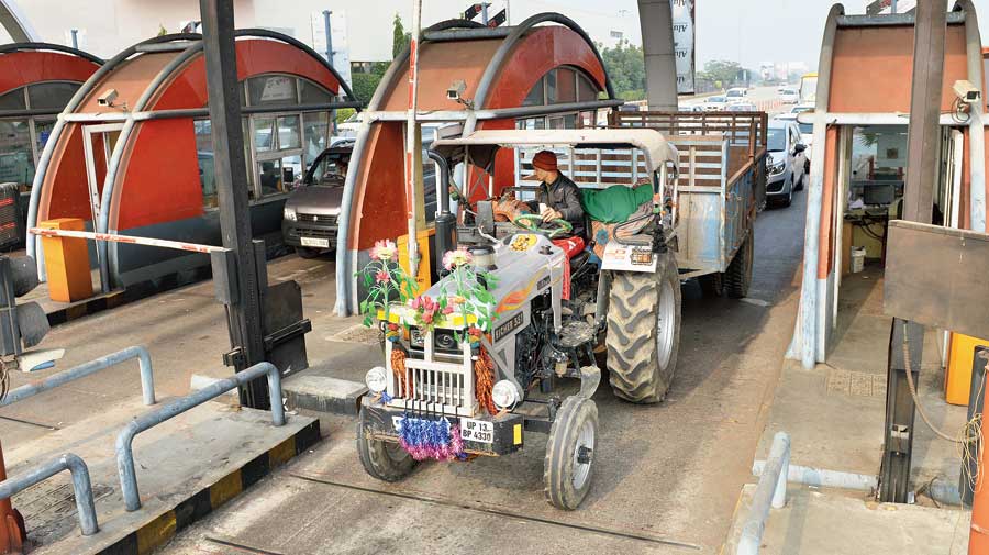 The Delhi Police on Sunday beefed up security at the national capital’s border with Haryana as farmers announced they will block the Jaipur National Highway-8, which passes through Gurgaon. It has also taken measures so that commuters do not face inconvenience. Thousands of farmers will start their ''Delhi Chalo'' march with their tractors from Rajasthan's Shahjahanpur through the Jaipur highway at 11 am on Sunday, farmer leaders had said on Saturday.