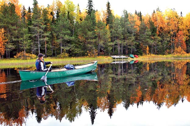 A motor boat ride on the Kemijoki river offers awesome views