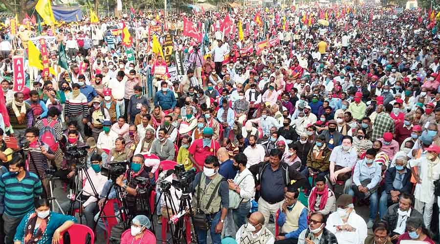 Farmers march to Raj Bhavan protesting farm laws- 40,000 mostly farmers, marched to the Raj Bhavan in Calcutta