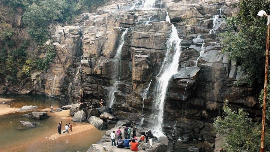 Jharkhand Paryatan Suraksha Samiti on Saturday announced that use of tobacco and liquor at popular tourist destinations such as the Hundru Falls in Ranchi will be banned from Sunday.