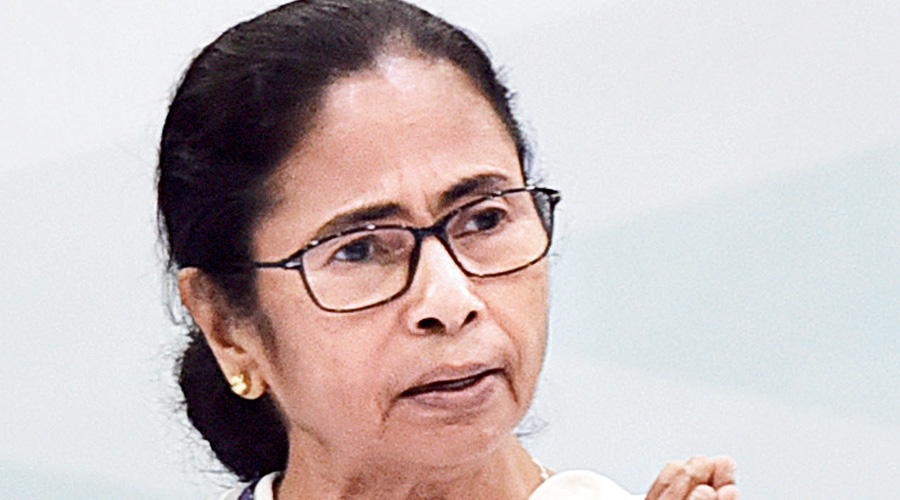 Mamata thanks CMs, talks to Pawar for supporting her on BJP stand-off