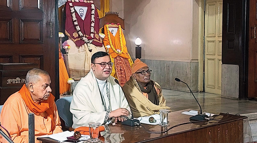 (From left) Swami Sarvalokananda, secretary of Ramakrishna Mission Ashrama, Narendrapur; Father Rodney Borneo, a priest at the archdiocese of Calcutta; and Swami Sandarshanananda, a monk of Ramakrishna Mission; at the Christmas Eve programme