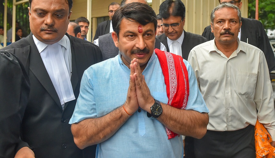The BJP’s Bhowanipore candidate Priyanka Tibrewal and the party’s North East Delhi MP Manoj Tiwari — an actor-singer from Bhojpuri cinema — were shown Trinamul flags by residents while the duo were campaigning on Sunday morning. 