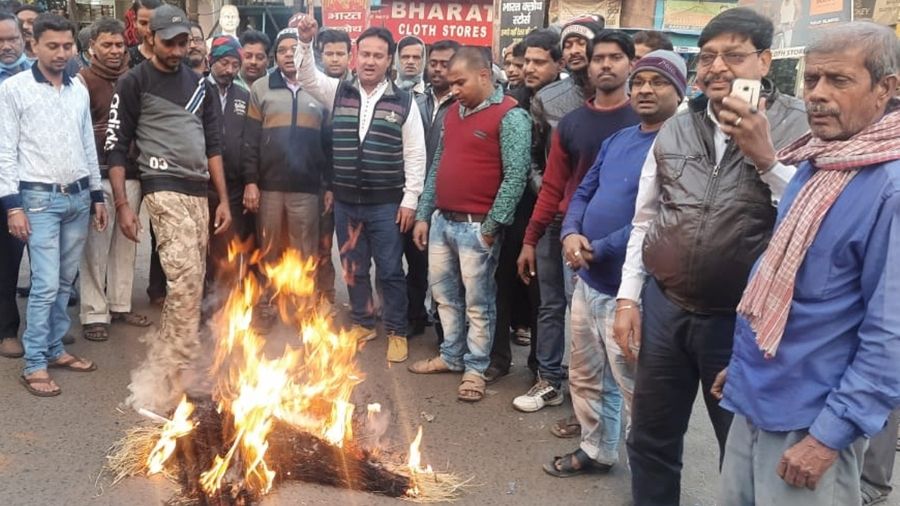 Residents burn an effigy of JMADA managing director Dilip Kumar, at the Bata More in Jharia, on Sunday