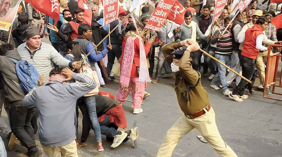 Clashes break out at Singhu border - Police use tear gas and lathi-charge to disperse mob