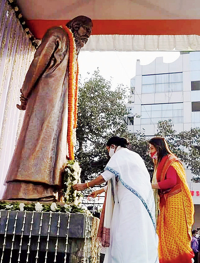 Mamata Banerjee pays tribute to Tagore at the end of her road show in Bolpur.