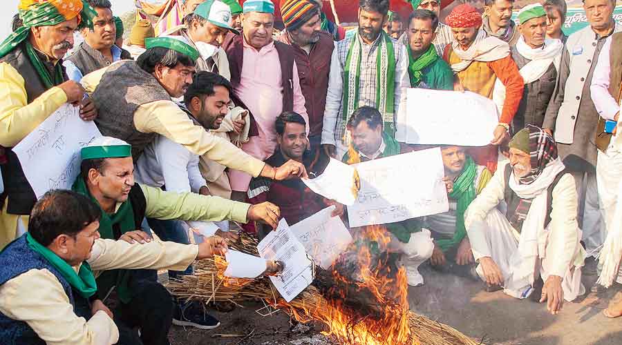 Farmers protest: At Singhu, ‘Godi media’ is enemy- The slogans are loud here: “Desh ki ekta (unity) zindabad, kisan ekta zindabad, Modi sarkar murdabad, boycott Ambani-Adani, Godi media murdabad…”