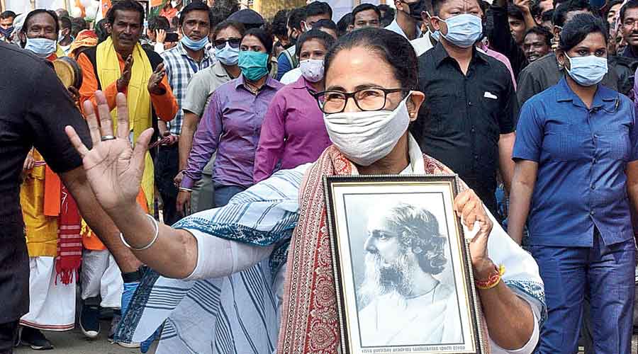  Estimated 1.6-lakh turnout at roadshow  -Mamata's Bolpur rally picks up gauntlet thrown down by Shah