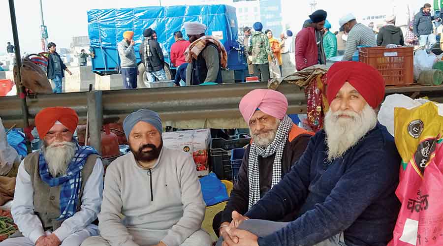 Harjit Singh (in blue turban), the farmer from Suar in Rampur, and Harjinder Singh Sodhi (in pink turban), from Nagaria Khurd in Rampur, with other protesters at the Delhi-Ghaziabad border