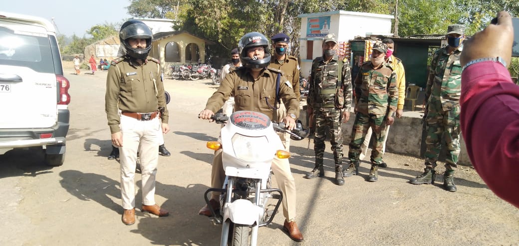 Koderma SP Ehtesham Waquarib visits the Tilaiya Dam on Thursday, in Koderma.