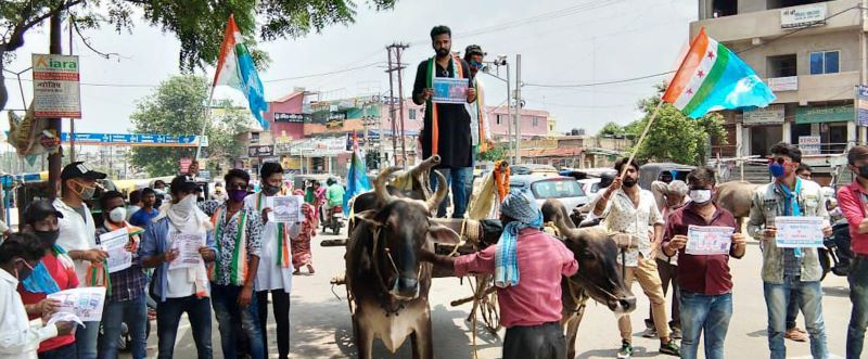 Protests were held at Birsa Chowk in Ranchi on Wednesday with a bullock cart led by Inderjit Singh
