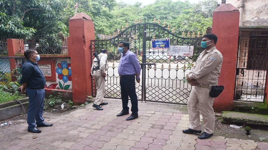 SDM Raj Maheshwaram (in purple shirt), along with an official and security force personnel, supervise the sealing of Dhanbad Press Club