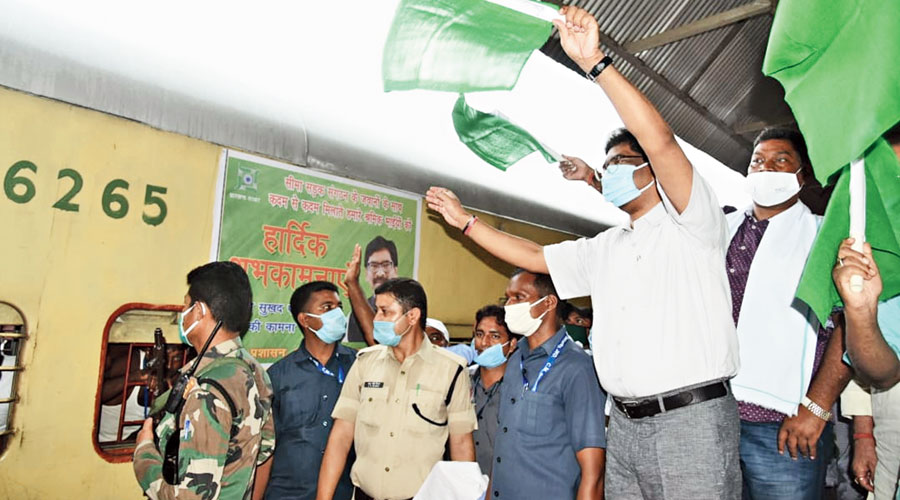Chief minister Hemant Soren flags off the special train carrying the workers from Dumka railway station to Ladakh in June. 