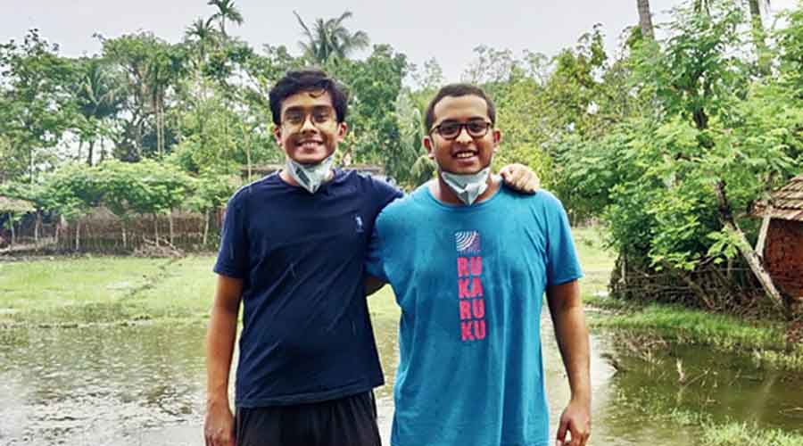Sayan Bhattacharya of NALSAR and (right) Ankit Pal of NUJS