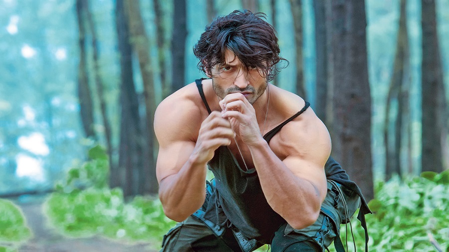 Vidyut Jammwal continues to do the impossible! Watch as he walks the Highline over a canyon!