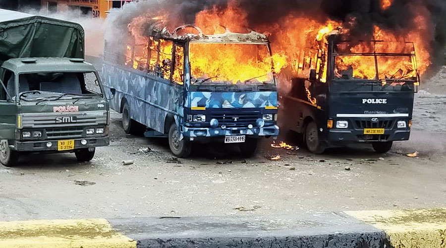 Girl ‘murder’ sparks mayhem in North Dinajpur - Hundreds attack police; Mamata Banerjee accompanied by two state ministers meet the deceased’s family