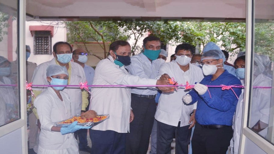 Deputy Commissioner (DC) Dhanbad, Umashankar Singh (in blue shirt) inaugurating the Covid Care Centre along with doctors of PMCH