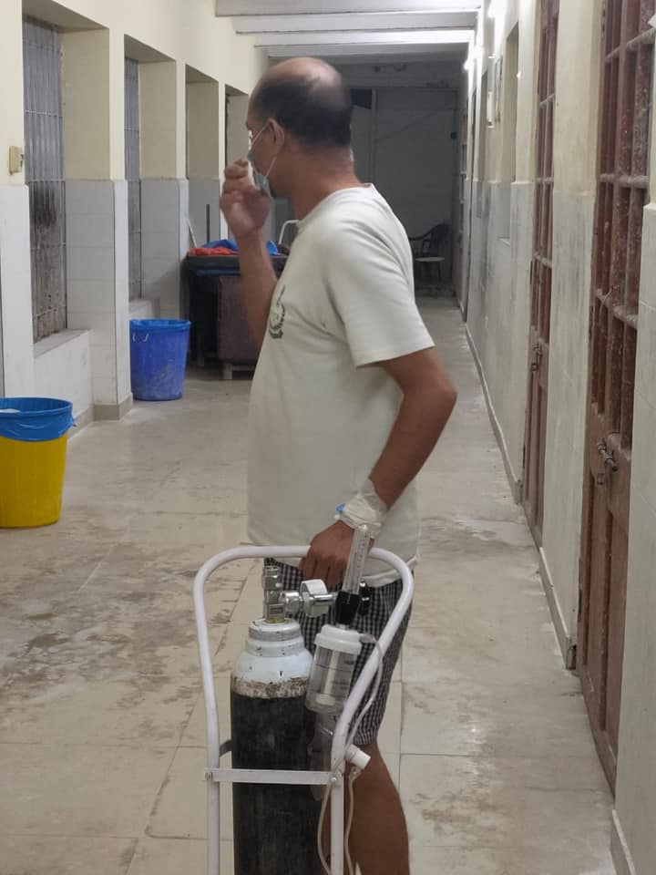 A covid patient was left with no other option but to carry a full oxygen cylinder for himself to his bed in HMCH.