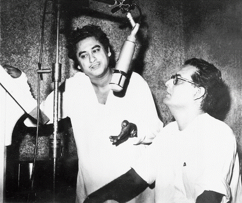 9. We know of a few songs where Mohd Rafi lent his voice to actor Kishore Kumar. But in which Bengali song did Hemanta Mukherjee do playback for Kishore Kumar? 