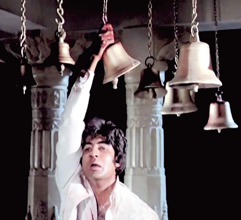 Ke jane kaw ghonta pabe re jibonta, Movie: Sonar Khancha, Music: Sudhin Dasgupta, Lyrics: Gauriprasanna Mazumder 