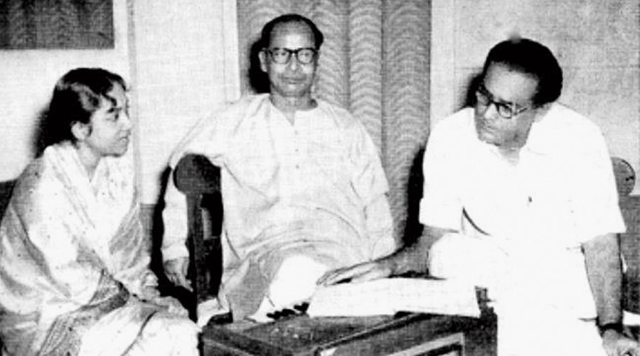 "নিশিরাত বাকা চাঁদ আকাশে"...... আজ গায়িকা গীতা দত্তের প্রয়াণ দিবসে এক শ্রদ্ধার্ঘ্য নিবেদন