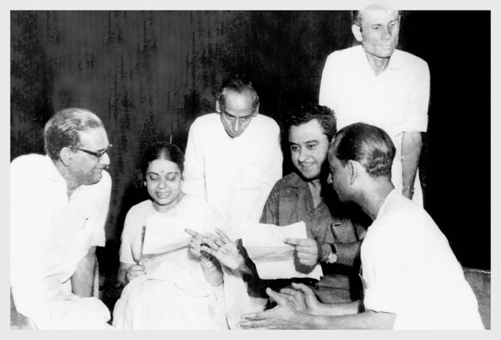 Another watershed moment in Bengali films when Hemanta Mukherjee was a mentor to Kishore Kumar. What is happening for the first time in this photograph?