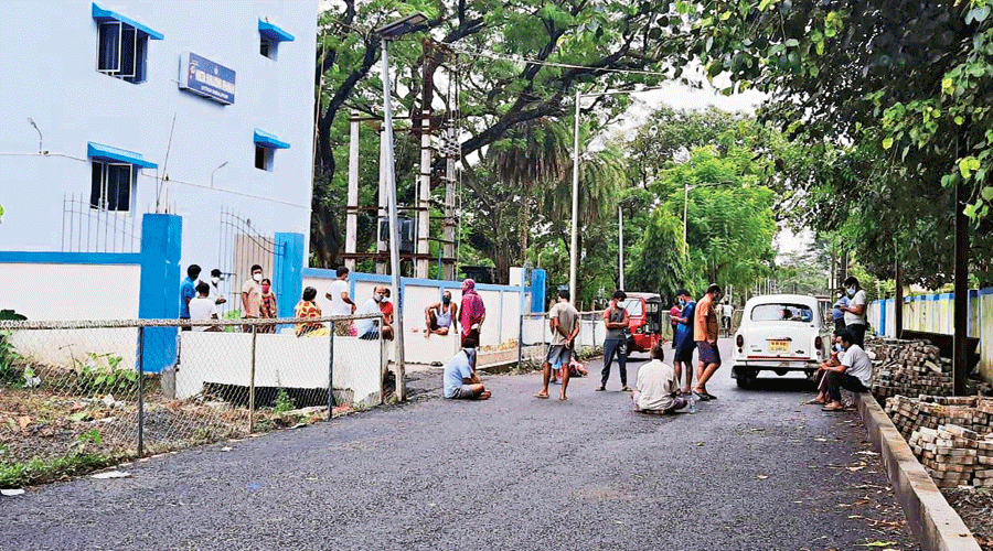 Covid patients hit road over bad food in Raiganj - Protesters retreat only after North Dinajpur district officials assures them of remedial action