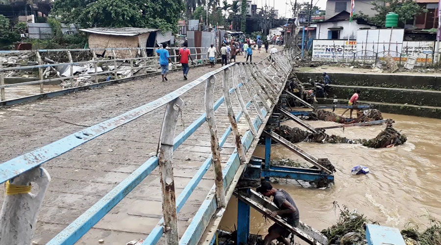 Travel woes for 50,000 in Siliguri as stream damages bridge -City's civic body sanctions Rs 2 lakh on an emergency basis and requests the state govt to provide relief materials