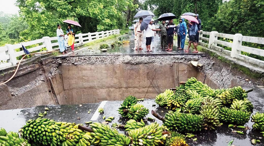 Downpour in the hills wreck links to Dooars -Number of bridges damaged; two persons killed when a pick-up van fell into a crater