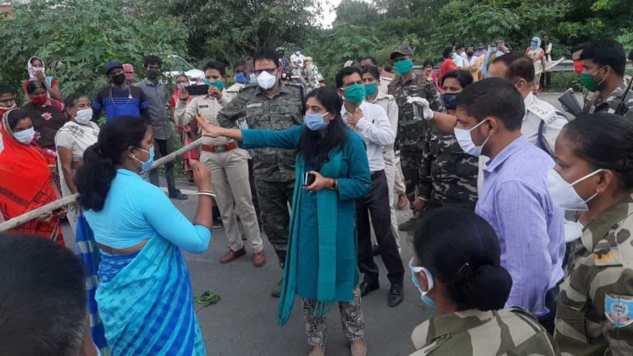 Mayor Roshni Turkey (in blue saree left) speaking to SDO Megha Bhardwaj in Hazaribagh on Tuesday during the road blockade by villagers