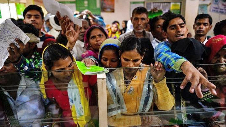 ব্যাঙ্কে গ্রাহকদের ভিড়।