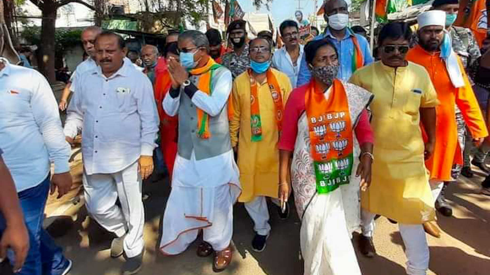 On the last day of campaigning for Dumka by-election, BJP candidate Dr. Lewis Marandi appealed to vote in favor of former Chief Minister, Babulal Marandi in Dumka city.