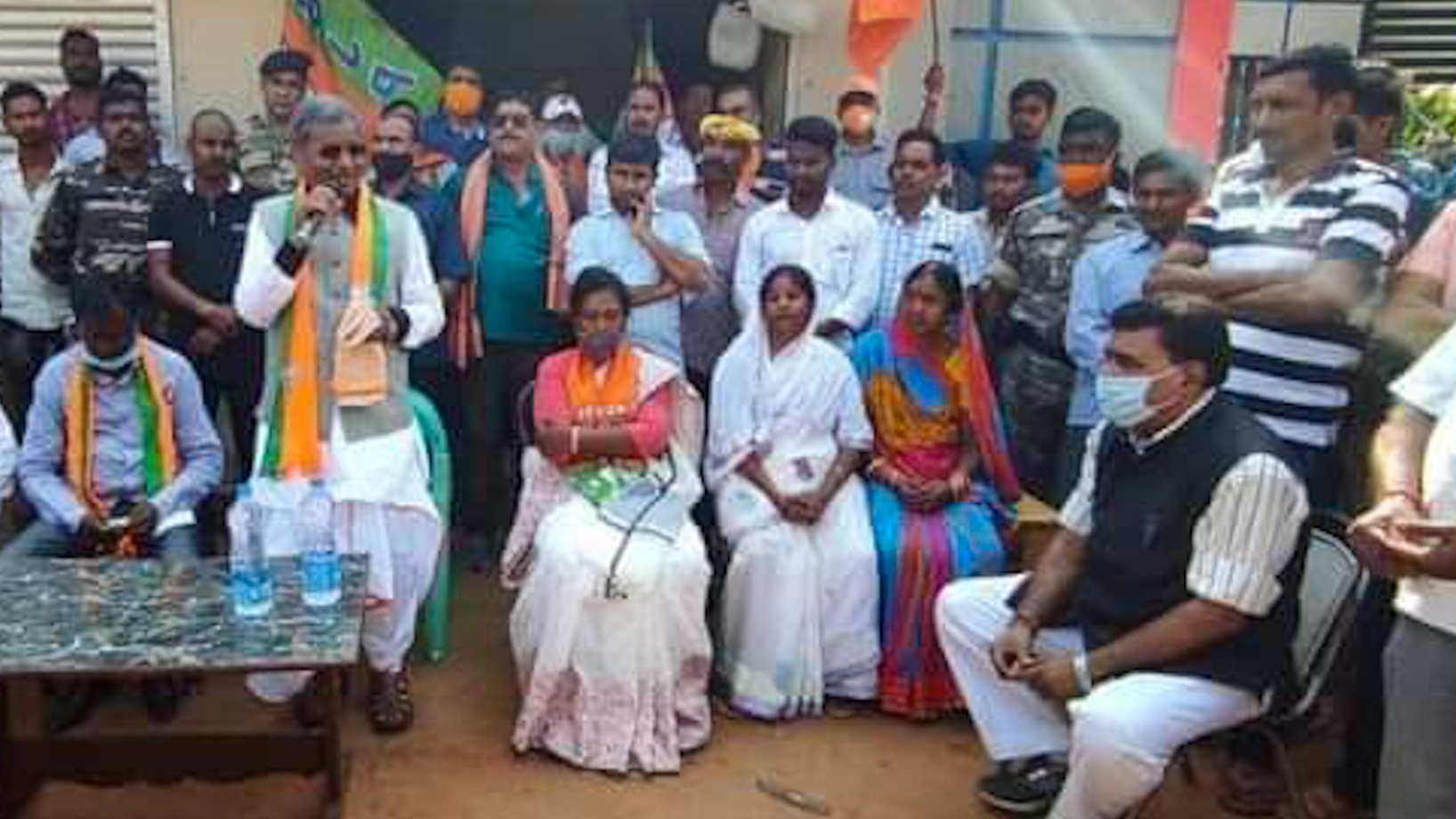 On the last day of campaigning for Dumka by-election, BJP candidate Dr. Lewis Marandi appealed to vote in favor of former Chief Minister, Babulal Marandi in Dumka city.