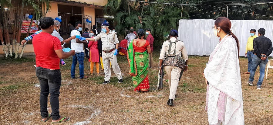 While JMM has fielded Basant Soren, younger son of Shibu Soren from its traditional stronghold Dumka, BJP is banking on an experienced campaigner in the form of former minister Lois Marandi. 