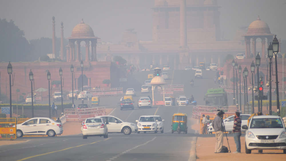  Vehicles moving amidst heavy smog in New Delhi.