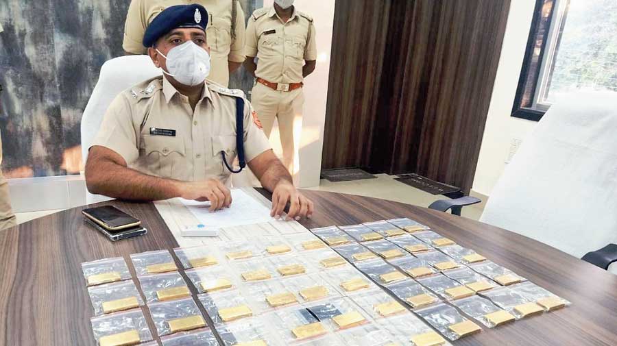 Sachin Makkar, Islampur police chief, with the seized gold bars at his office  on Wednesday. 