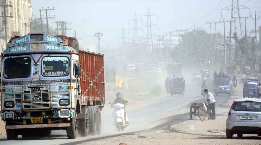 Dust blows on NH-33 at Pardih.