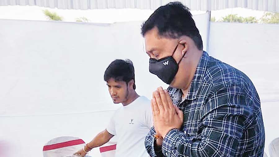 Kokrajhar DC Bhaskar Phukan paying his respect to the deceased at the shradha.