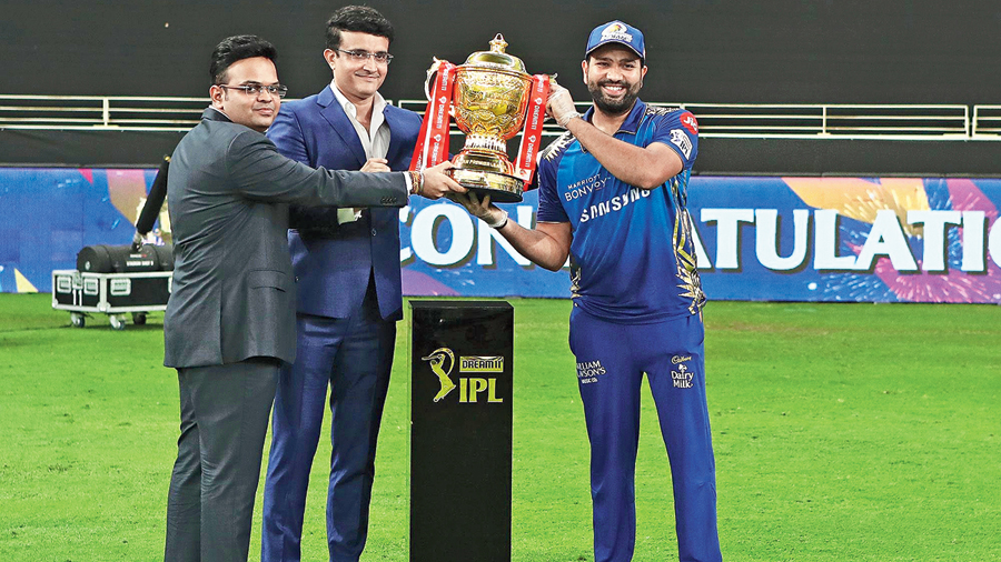 BCCI secretary Jay Shah and president Sourav Ganguly present captain Rohit Sharma the IPL 2020 trophy.