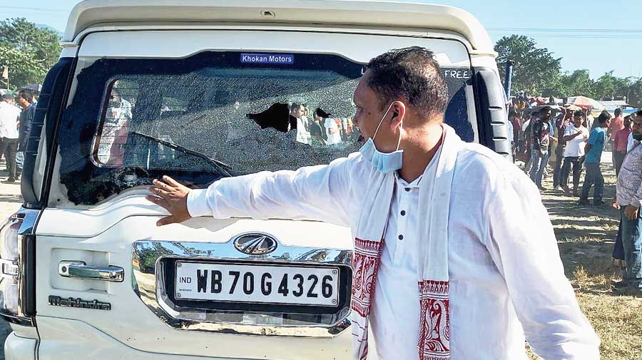 Stones thrown at Dilip Ghosh convoy Trinamul leaders called the incident a ‘spontaneous outburst’ of people