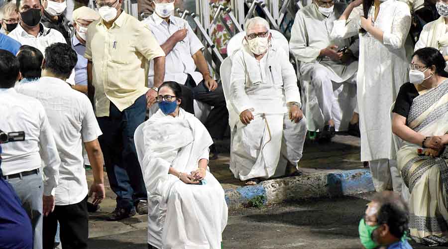 Chief minister Mamata Banerjee and Left leaders Biman Bose, Surya Kanta Mishra and others at the Keoratola crematorium
