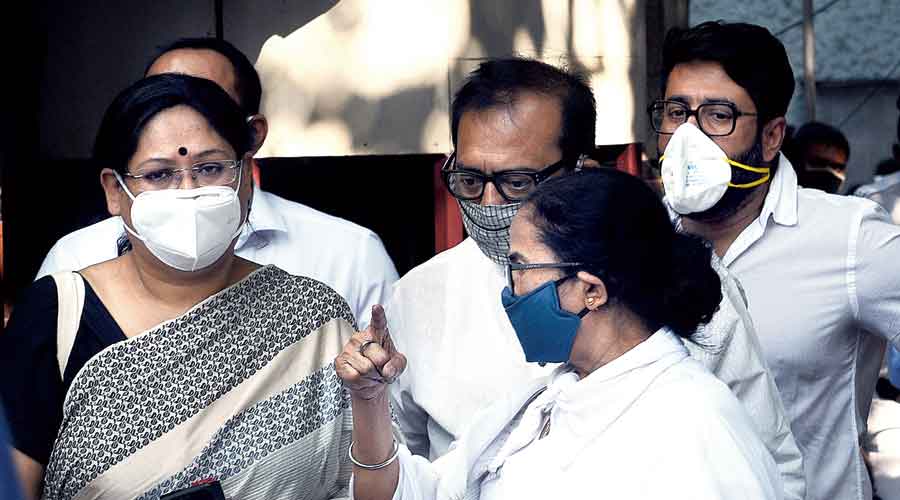 Chief minister Mamata Banerjee with Poulami at the Keoratola crematorium