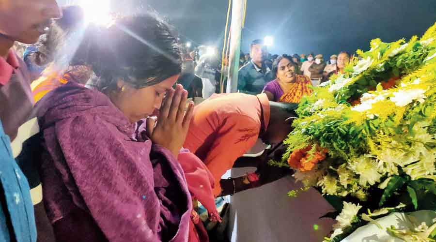 The slain jawan’s wife, Anindita Ghosh, pays tributes to her husband at the  Plassey ghat on Monday morning